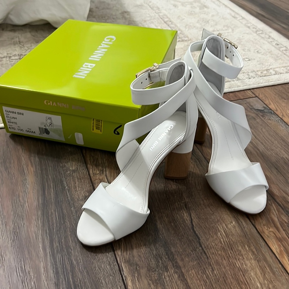 Brand New in Original Box Gianni Bini Elliah White heels